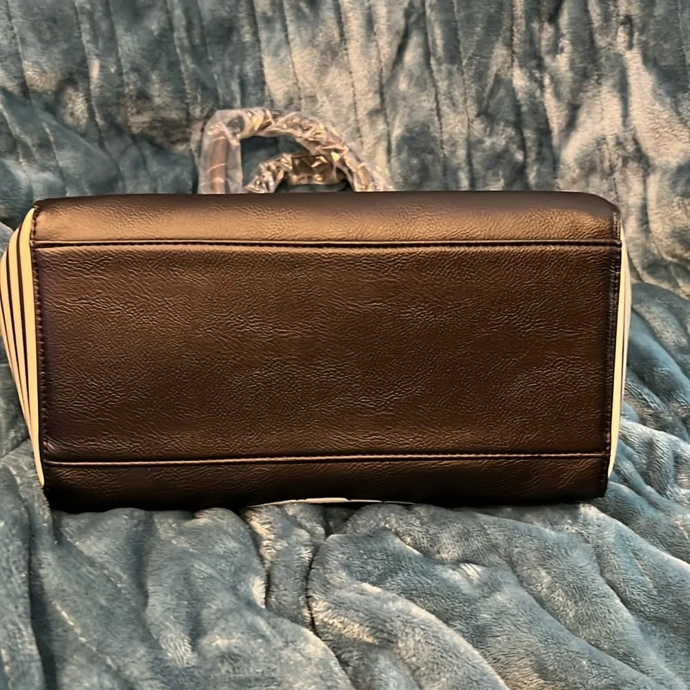 #16. Disney Loungefly Snow White Poison Apple Satchel NWT. - Picture 5 of 9